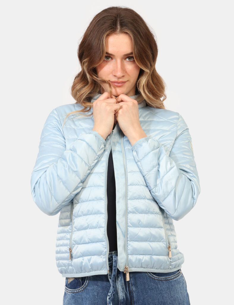 Piumino Yes Zee Azzurro - Piumino YES ZEE Azzurro da donna Il Piumino YES ZEE Azzurro è un capo leggero e versatile, pensat