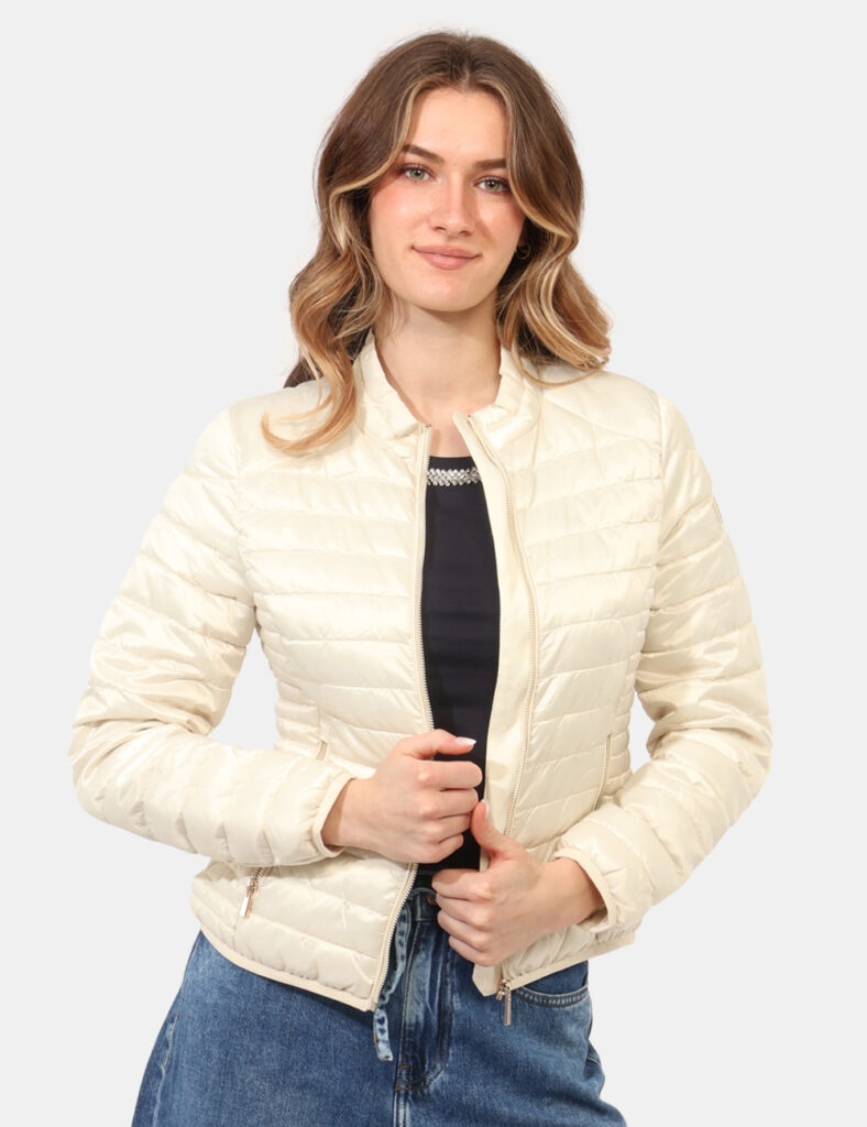 Piumino Yes Zee Beige - Piumino YES ZEE Beige da donna Il Piumino YES ZEE Beige è un capo leggero ed elegante, perfetto per