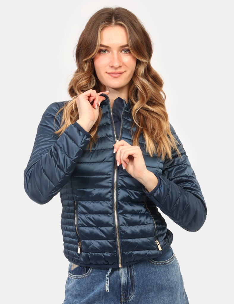 Piumino Yes Zee Blu - Piumino YES ZEE Blu da donna Il Piumino YES ZEE Blu è un capo leggero e versatile, pensato per accomp