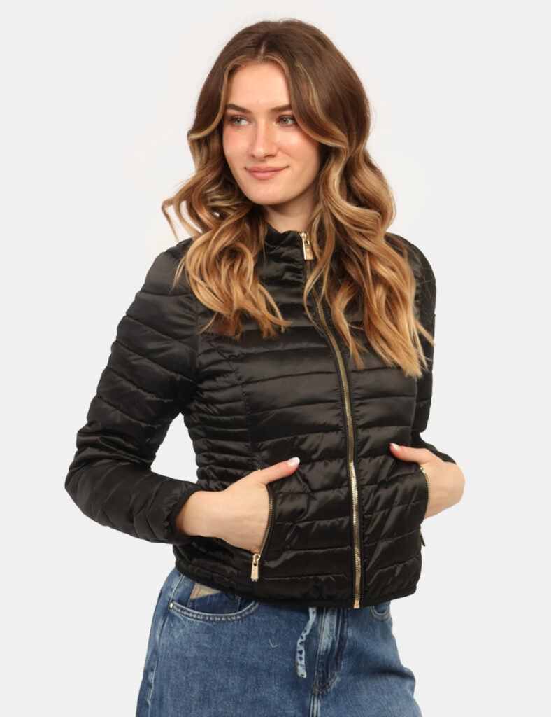Piumino Yes Zee Nero - Piumino YES ZEE Nero da donna Il Piumino YES ZEE Nero è un capo essenziale e versatile, perfetto per