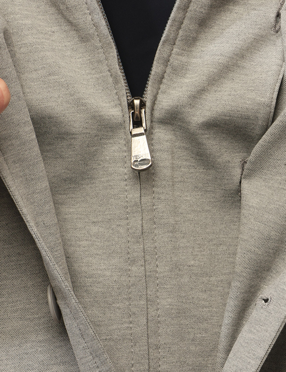 J510-KU00_GRIGIO-MELANGE_PE26_3 Felpa Yes Zee Grigia - Felpa YES ZEE Grigia da uomo La Felpa YES ZEE Grigia è il capo ideale per chi cerca uno stile dinamic
