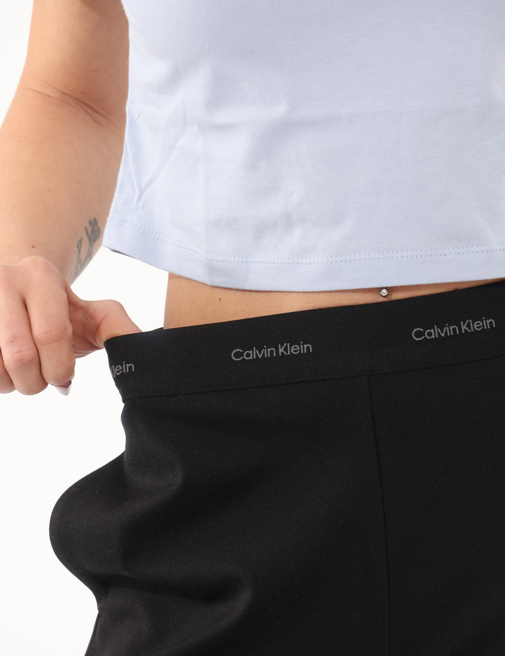 LV044E622G-OB_UB1_PE26_3 Pantaloni Calvin Klein Nero - Pantaloni CALVIN KLEIN Neri I Pantaloni CALVIN KLEIN Neri sono il perfetto equilibrio tra comf
