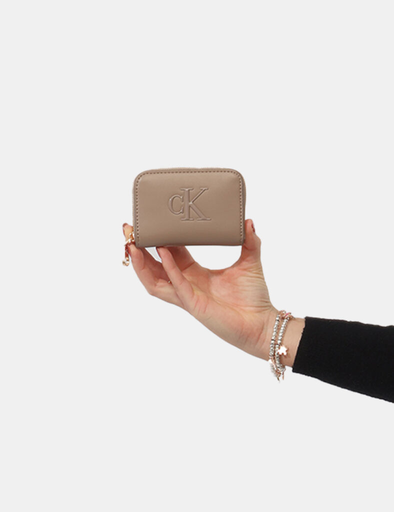 Portamonete Calvin Klein Marrone - Portamonete CALVIN KLEIN Marrone da donnaIl Portamonete CALVIN KLEIN Marrone è l’accessor