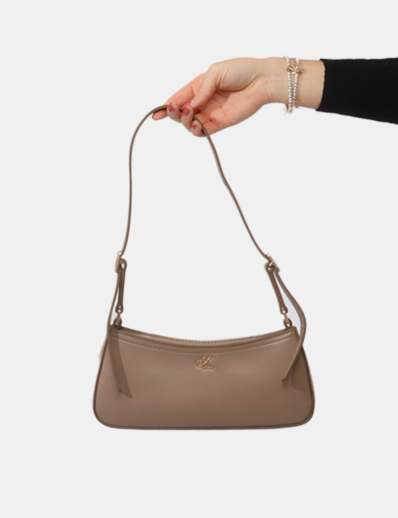 Borsa Calvin Klein Marrone - Borsa CALVIN KLEIN Marrone da donnaLa Borsa CALVIN KLEIN Marrone è l’accessorio perfetto per ch