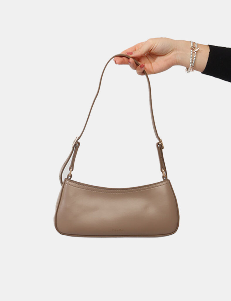 Borsa Calvin Klein Marrone - Borsa CALVIN KLEIN Marrone da donnaLa Borsa CALVIN KLEIN Marrone è l’accessorio perfetto per ch