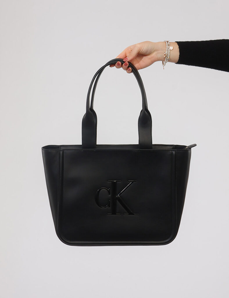 Borsa Calvin Klein Nera - Borsa CALVIN KLEIN Nera da donnaLa Borsa CALVIN KLEIN Nera è l’accessorio perfetto per chi cerca c