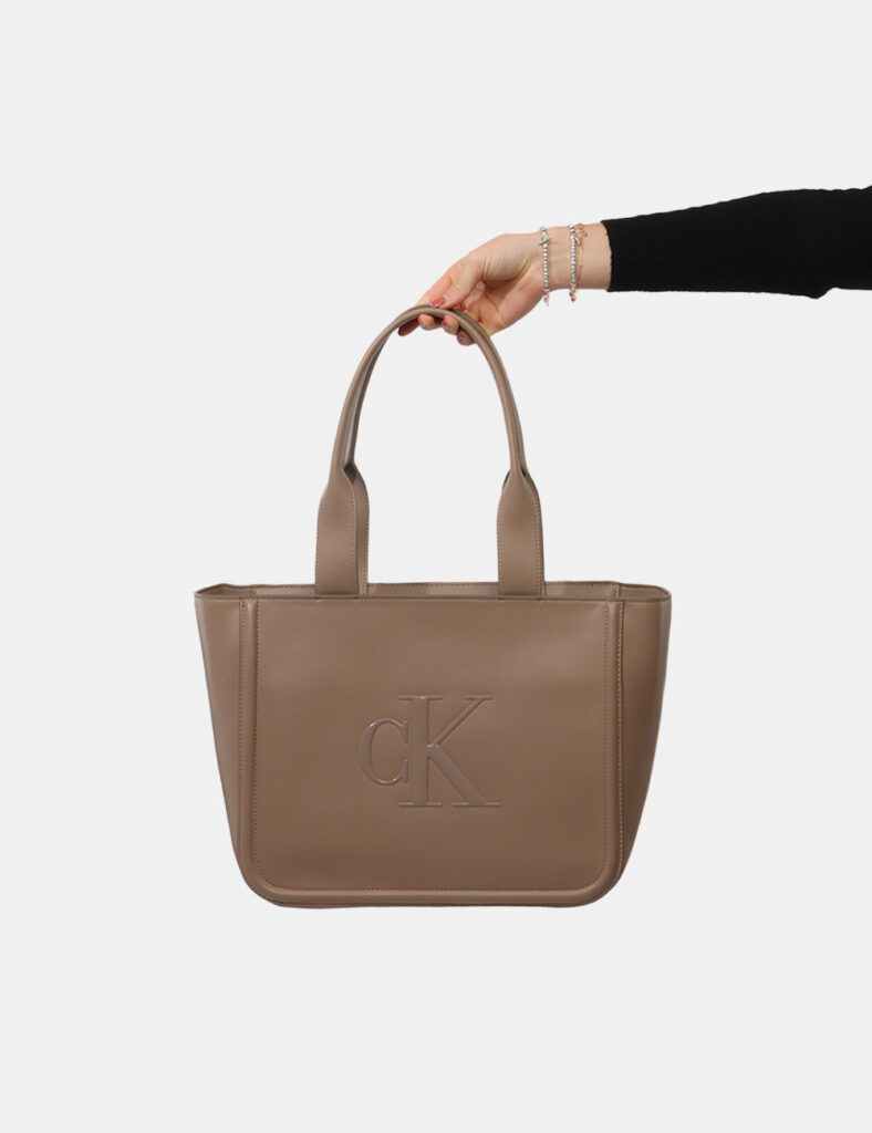 Borsa Calvin Klein Marrone - Borsa CALVIN KLEIN Marrone da donnaLa Borsa CALVIN KLEIN Marrone è l’accessorio ideale per chi