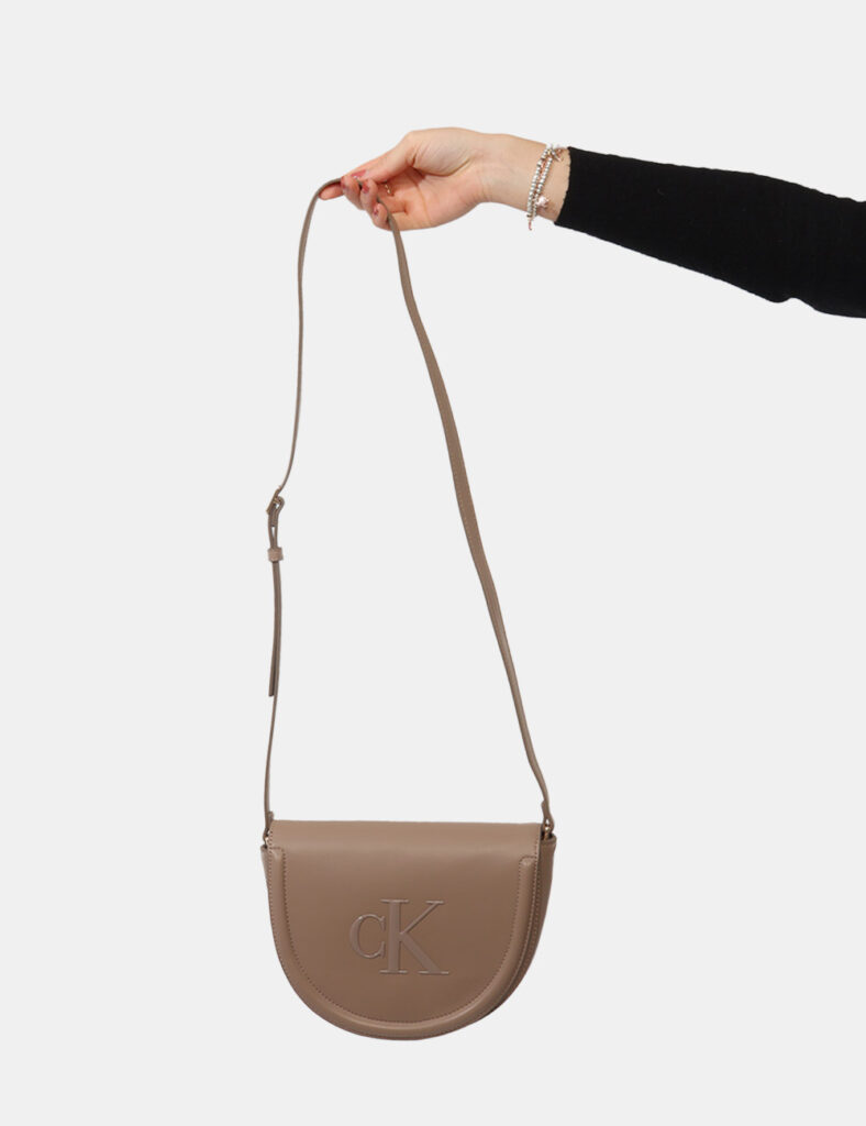 Borsa Calvin Klein Marrone - Borsa CALVIN KLEIN Marrone da donnaLa Borsa CALVIN KLEIN Marrone è l’accessorio perfetto per ch