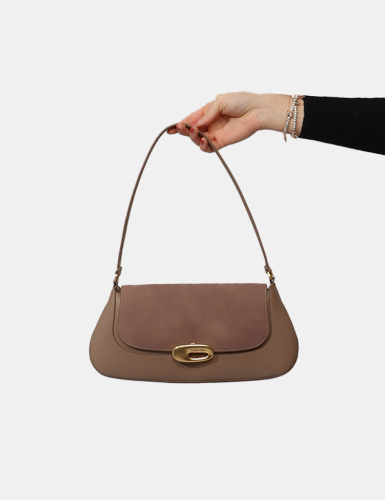 Borsa Calvin Klein Marrone - Borsa CALVIN KLEIN Marrone da donnaCompatta, raffinata e dal design contemporaneo, questa Borsa