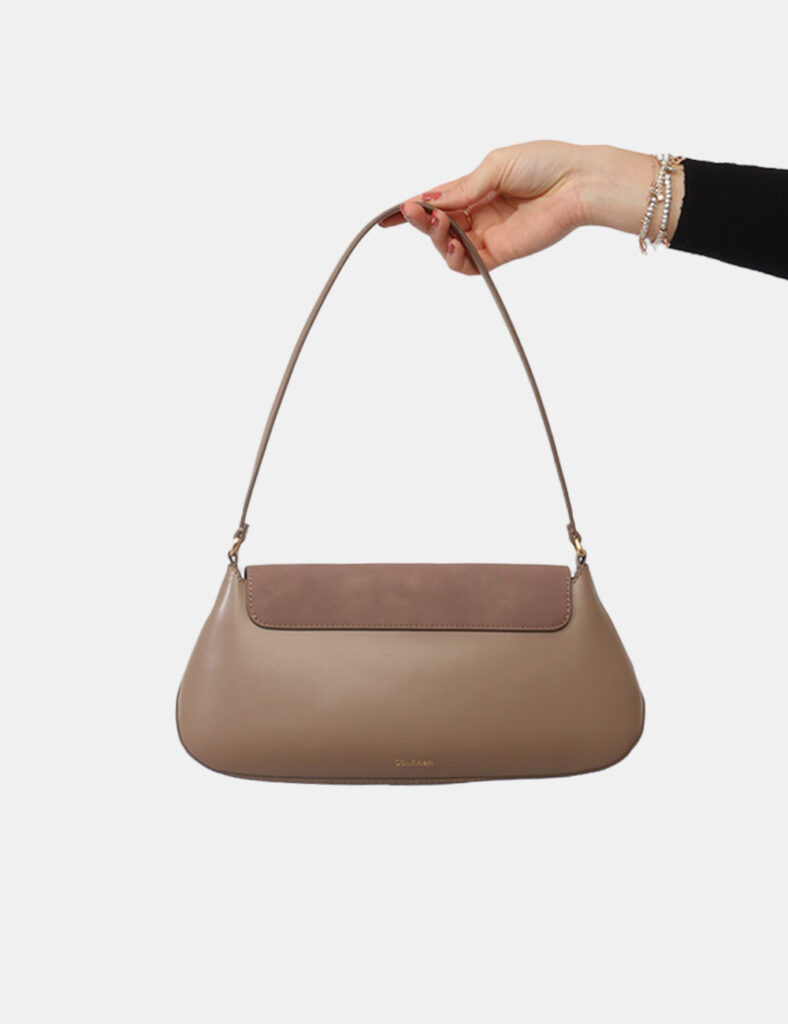 Borsa Calvin Klein Marrone - Borsa CALVIN KLEIN Marrone da donnaCompatta, raffinata e dal design contemporaneo, questa Borsa