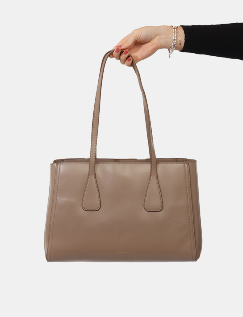 Borsa Calvin Klein Marrone - Borsa CALVIN KLEIN Marrone da donnaSpaziosa, elegante e pensata per accompagnarti nella vita di