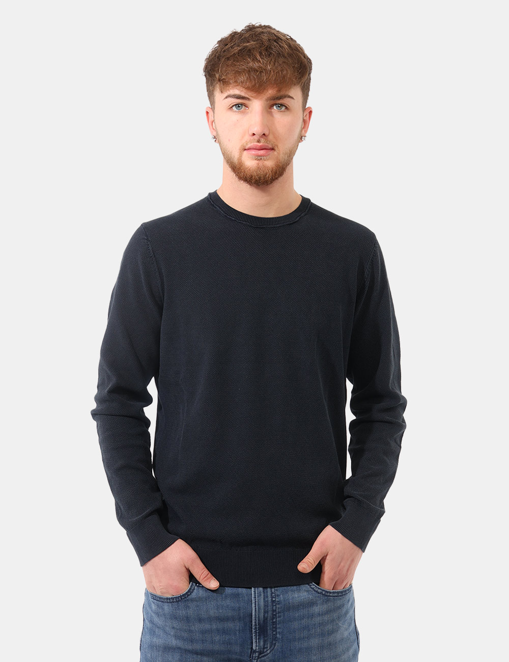 P10008-OB_BLUE_PE26_1 Maglione Goha Blu - Maglione GOHA Blu Il Maglione GOHA Blu è il capo ideale per chi desidera uno stile essenziale, raffinato