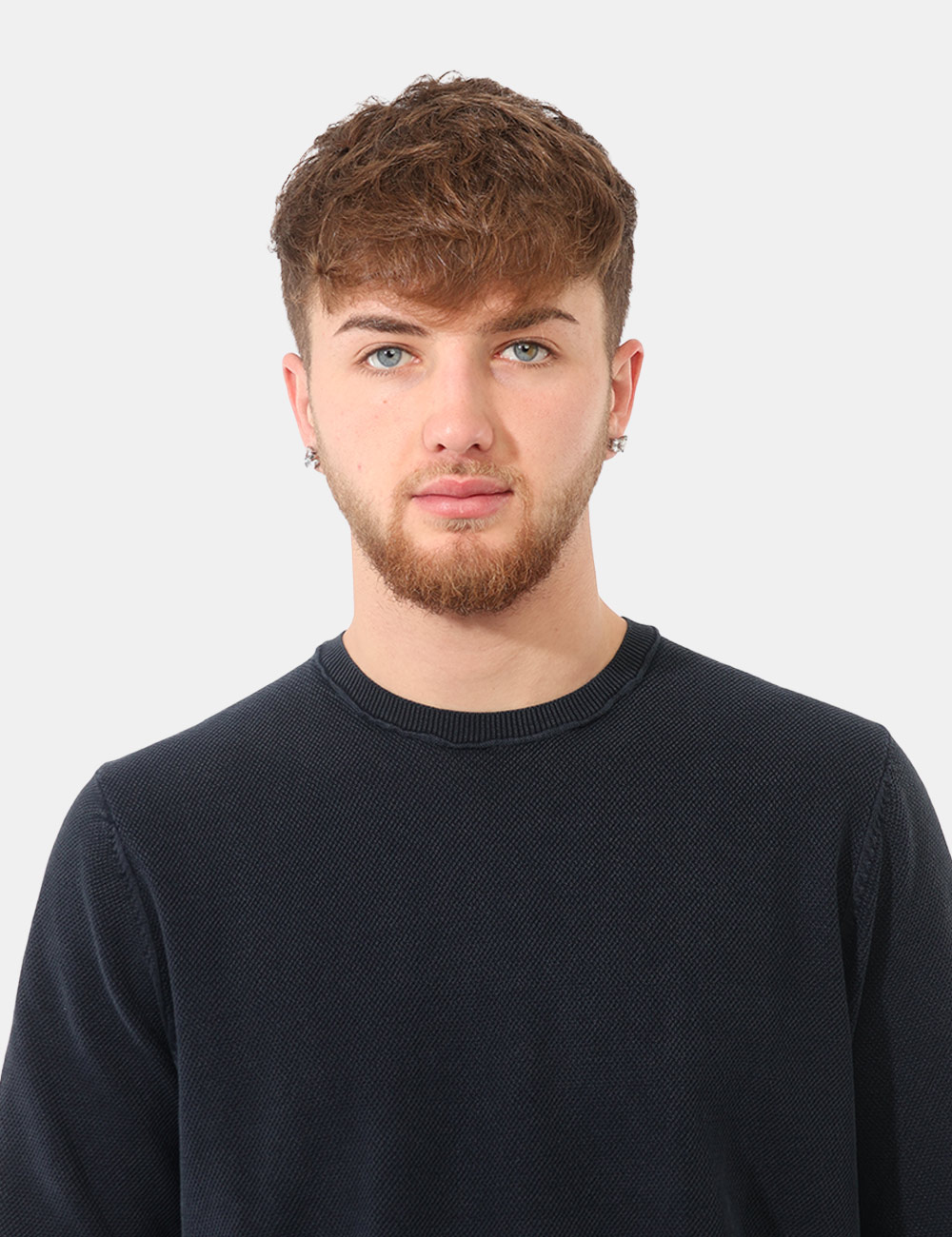 P10008-OB_BLUE_PE26_3 Maglione Goha Blu - Maglione GOHA Blu Il Maglione GOHA Blu è il capo ideale per chi desidera uno stile essenziale, raffinato