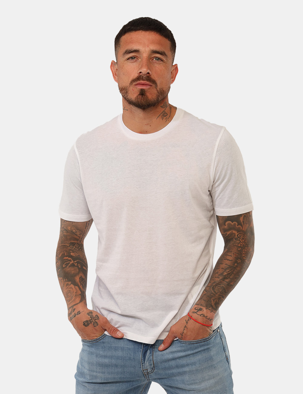 P11014-OB_BIANCO_PE26_1 T-shirt Goha Bianca - T-shirt GOHA Bianca da uomo La T-shirt GOHA Bianca è il capo perfetto per chi ama uno stile pulito, v