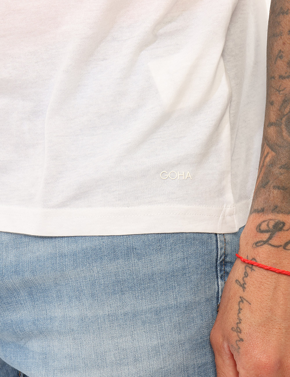 P11014-OB_BIANCO_PE26_3 T-shirt Goha Bianca - T-shirt GOHA Bianca da uomo La T-shirt GOHA Bianca è il capo perfetto per chi ama uno stile pulito, v