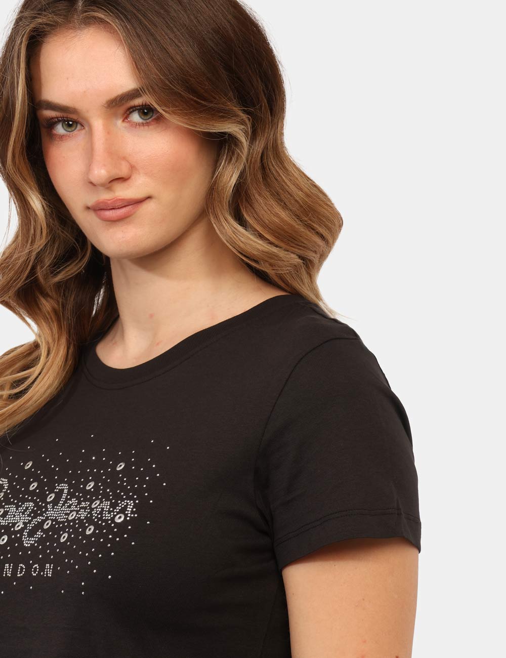 PL5000078-OB_BLACK-P999_PE26_4 T-shirt Pepe Jeans Nera - T-shirt PEPE JEANS Nera da donna La T-shirt PEPE JEANS Nera è il capo perfetto per chi ama uno sti