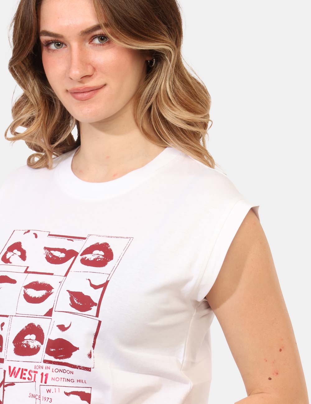 PL5000079-OB_WHITE-P800_PE26_4 T-shirt Pepe Jeans Bianca - T-shirt PEPE JEANS Bianca da donna La T-shirt PEPE JEANS Bianca è il capo perfetto per aggiunger