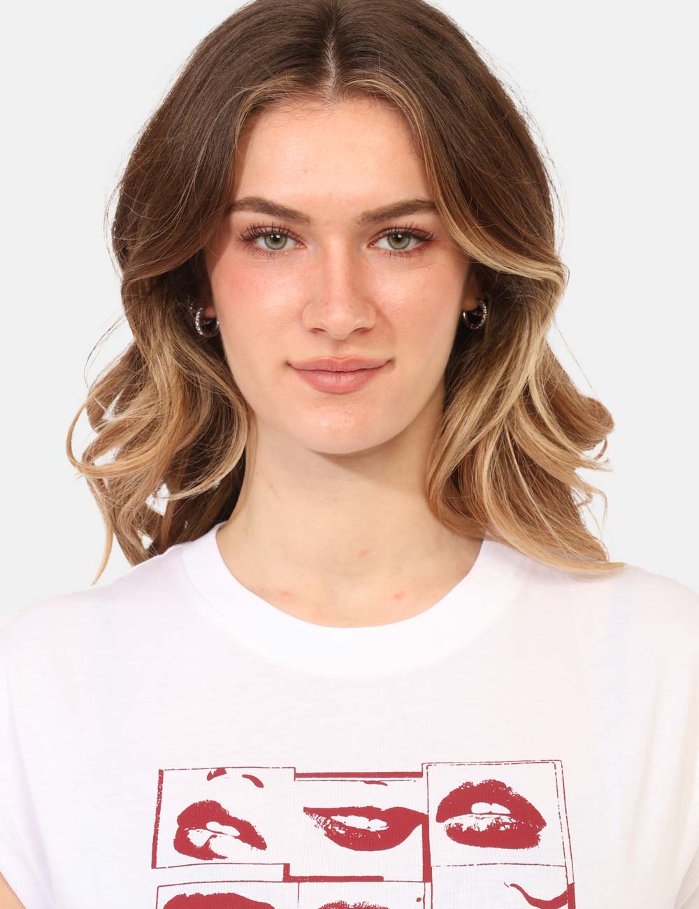 PL5000079-OB_WHITE-P800_PE26_5 T-shirt Pepe Jeans Bianca - T-shirt PEPE JEANS Bianca da donna La T-shirt PEPE JEANS Bianca è il capo perfetto per aggiunger