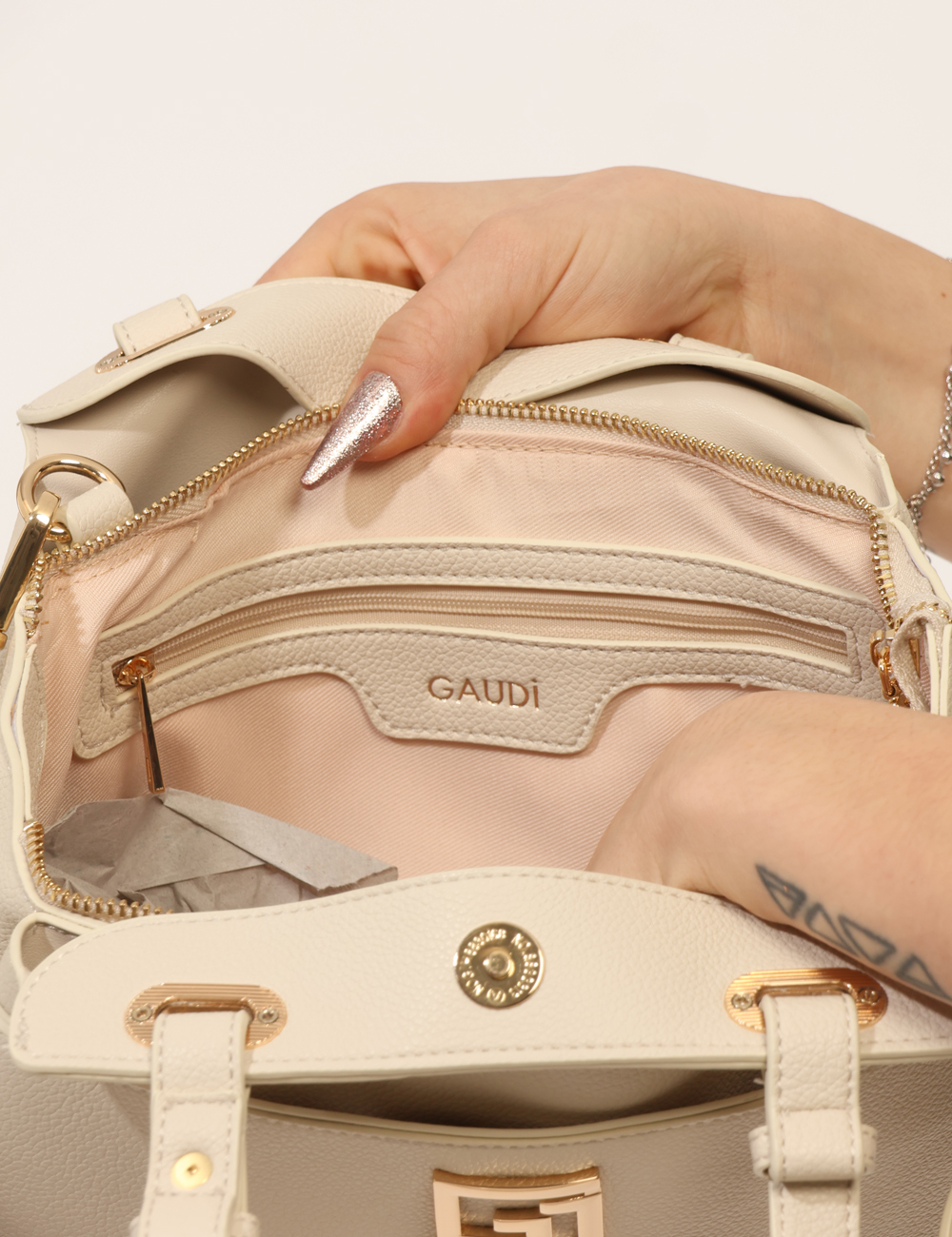 V6AE-12781-MA-CB_BEIGE_PE26_2 Borsa Gaudi Panna - Borsa GAUDI Panna La Borsa GAUDI Panna è l’accessorio perfetto per completare con eleganza e luminosità