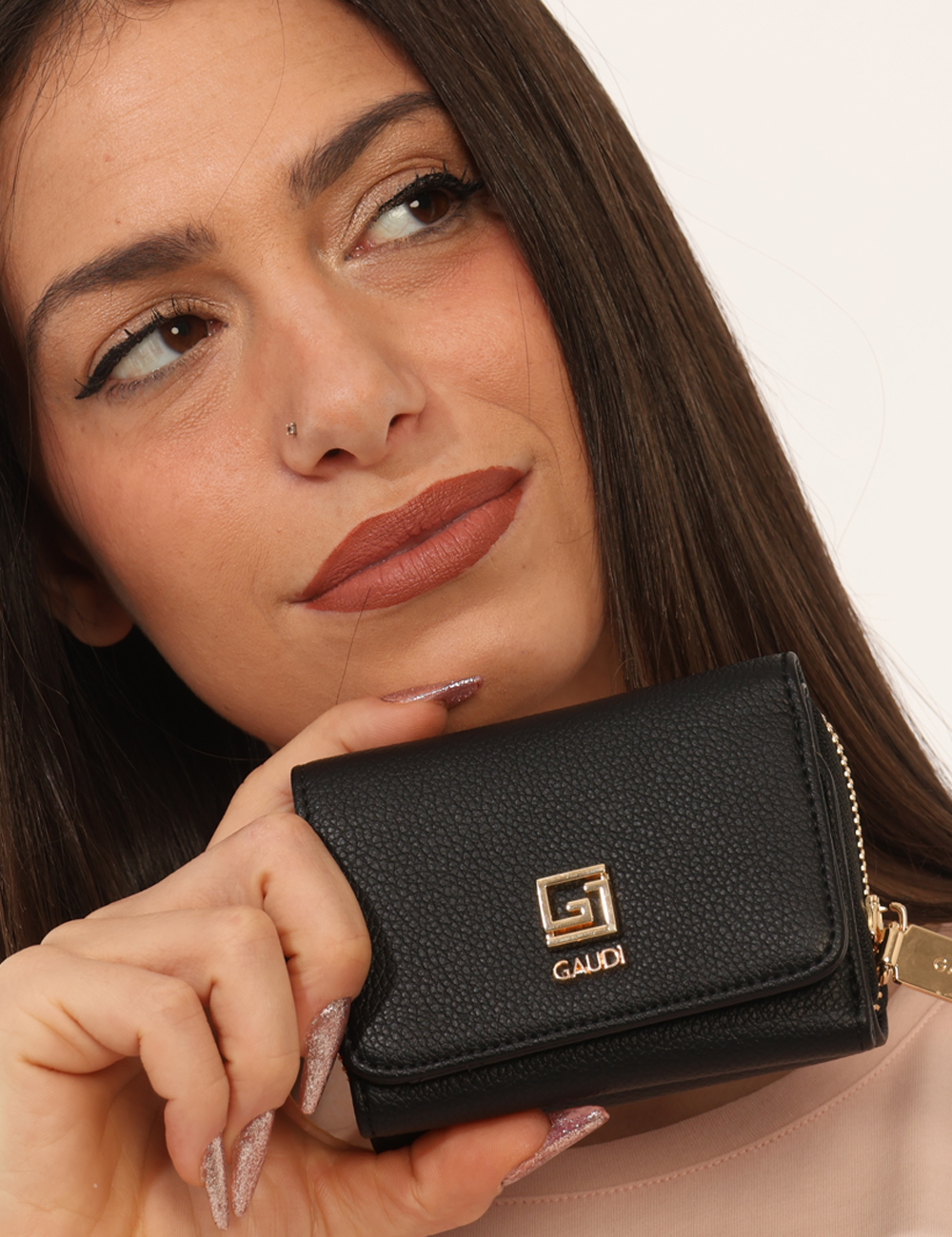 V6AE-12834-MA-CB_NERO_PE26_1 Borsa Gaudi Nera - Borsa GAUDI Nera La Borsa GAUDI Nera è un accessorio compatto e versatile, perfetto per accompagnarti con