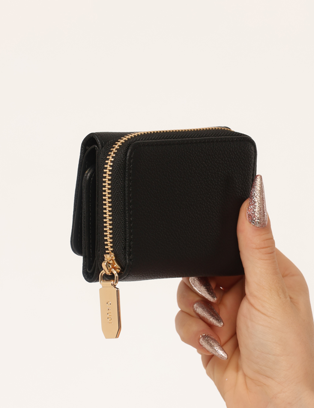 V6AE-12834-MA-CB_NERO_PE26_4 Borsa Gaudi Nera - Borsa GAUDI Nera La Borsa GAUDI Nera è un accessorio compatto e versatile, perfetto per accompagnarti con