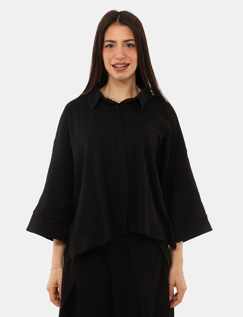 VS25-17002-SB_BLACK_PE26_5 Camicia Via Delle Rose Nera - La Camicia VIA DELLE ROSE Nera è il capo ideale per chi desidera uno stile contemporaneo, legg