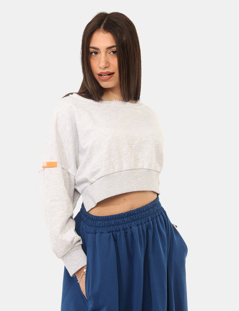 Felpa Via Delle Rose Grigia - La Felpa VIA DELLE ROSE Grigia è il capo ideale per chi desidera un look casual, confortevole