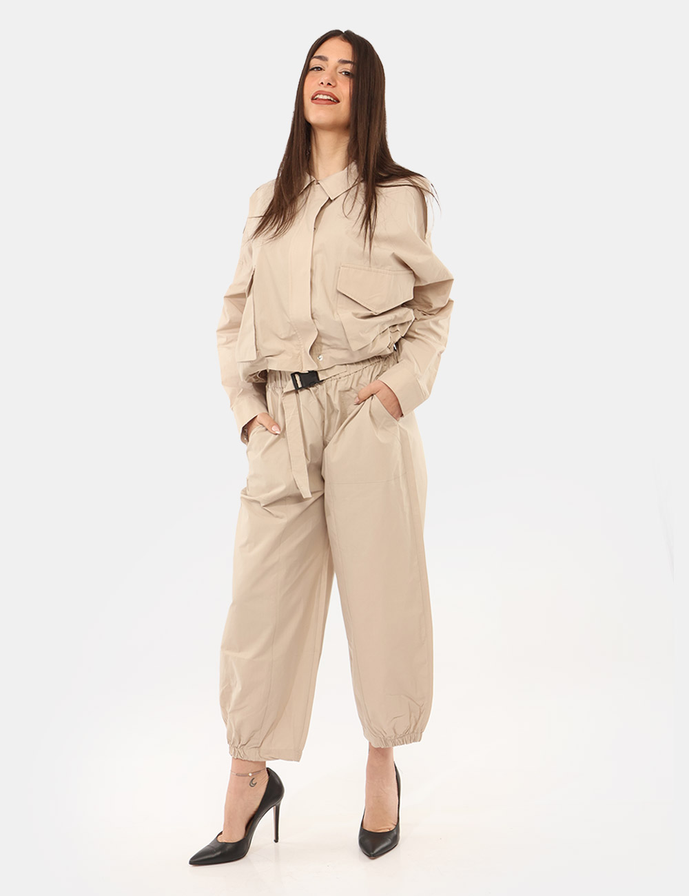 VS25-17108-SB_BEIGE_PE26_1 Pantaloni Via Delle Rose Beige - I Pantaloni VIA DELLE ROSE Beige sono il capo ideale per chi desidera un look fresco, comod