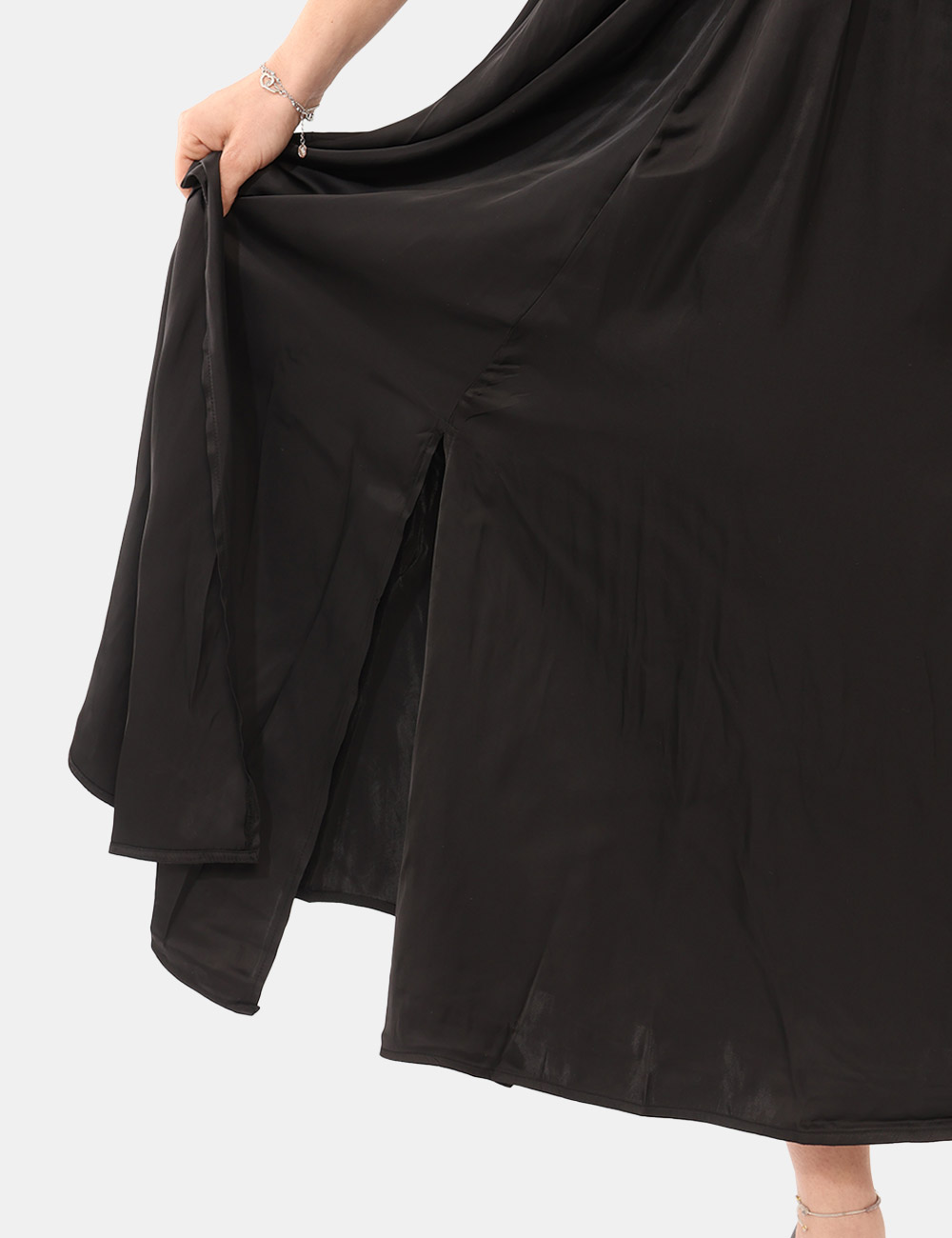 VS25-17282-SB_BLACK_PE26_3 Vestito Via Delle Rose Nero - Il Vestito VIA DELLE ROSE Nero è un capo femminile e sofisticato pensato per valorizzare la si