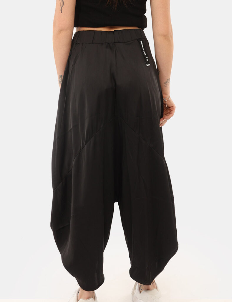 Pantalone Via Delle Rose Nero - Il Pantalone VIA DELLE ROSE Nero è un capo moderno e versatile pensato per accompagnarti con
