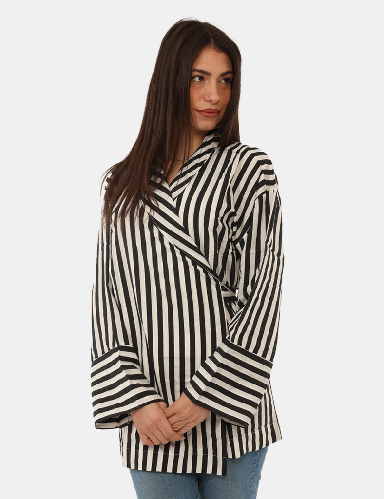 Camicia Via Delle Rose Nera - La Camicia VIA DELLE ROSE Nera è un capo femminile e contemporaneo perfetto per aggiungere car