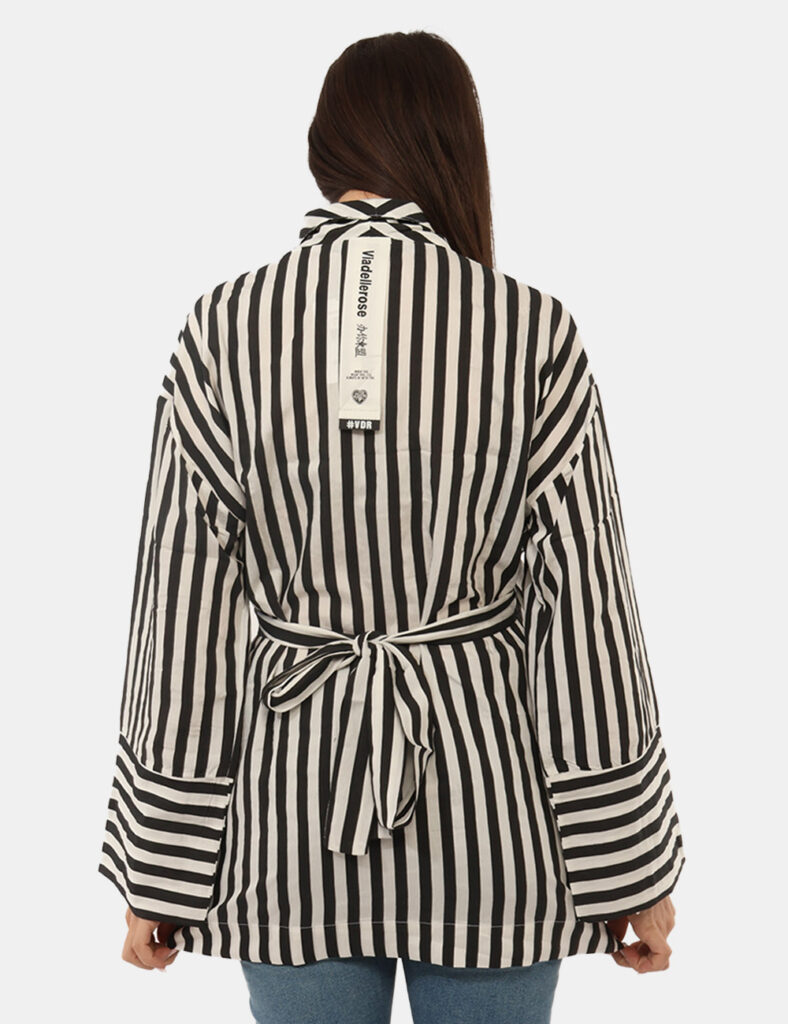 Camicia Via Delle Rose Nera - La Camicia VIA DELLE ROSE Nera è un capo femminile e contemporaneo perfetto per aggiungere car