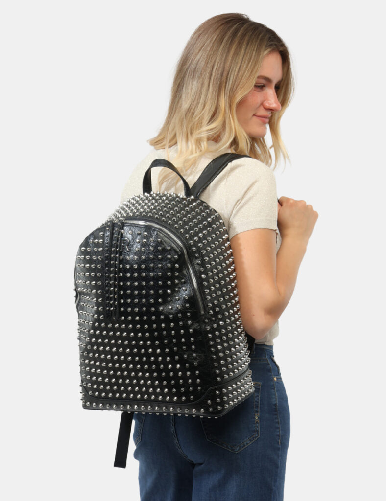 Zaino John Richmond Nero - Zaino JOHN RICHMOND Nero Se stai cercando un accessorio capace di unire carattere e funzionalità,