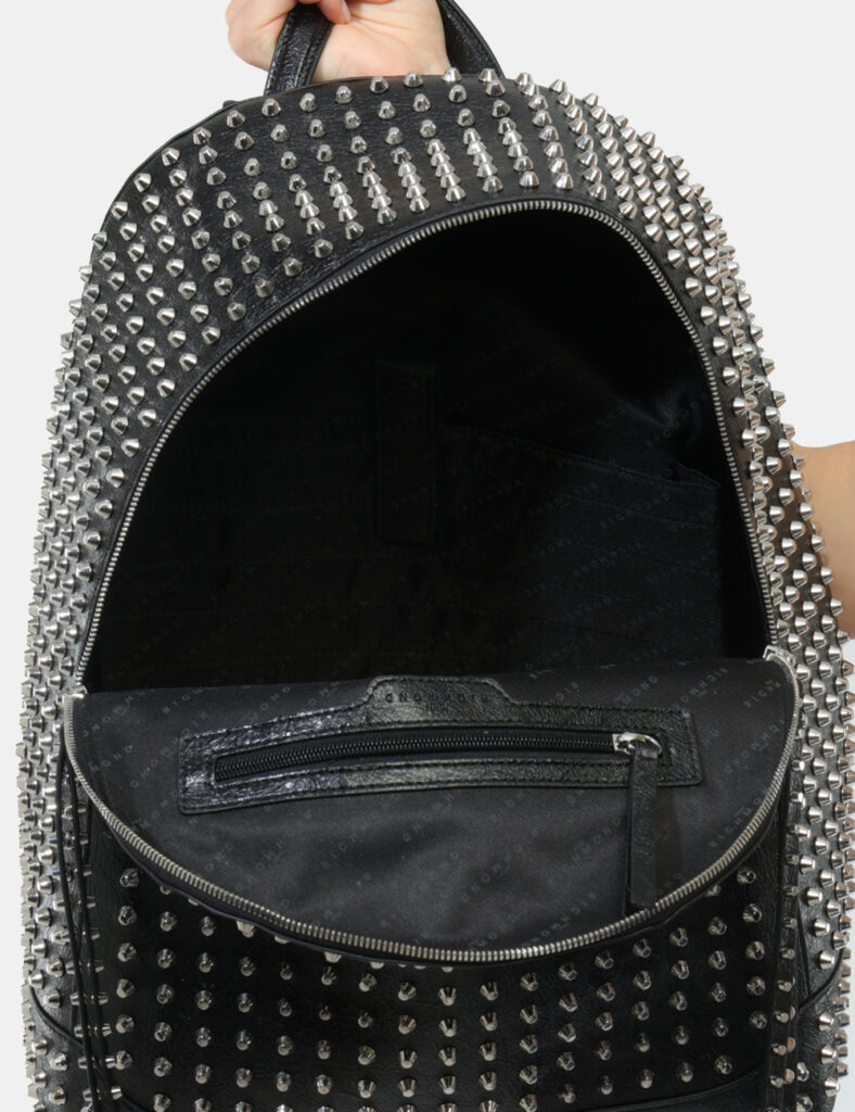 Zaino John Richmond Nero - Zaino JOHN RICHMOND Nero Se stai cercando un accessorio capace di unire carattere e funzionalità,