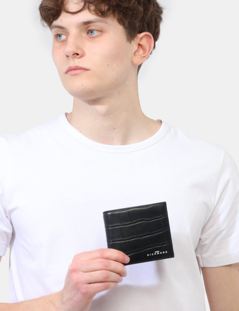 Portafoglio John Richmond Nero - Portafoglio JOHN RICHMOND Nero Deciso, elegante e con un tocco distintivo, questo portafogl