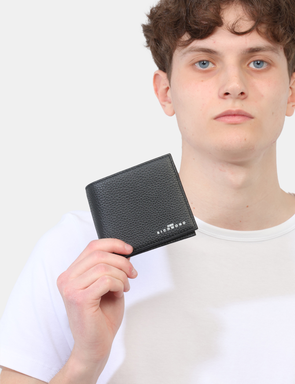 26205PF-SB_BLACK_PE26_1 Portafoglio John Richmond Nero - Portafoglio JOHN RICHMOND Nero Essenziale, moderno e curato nei dettagli, questo portafogli