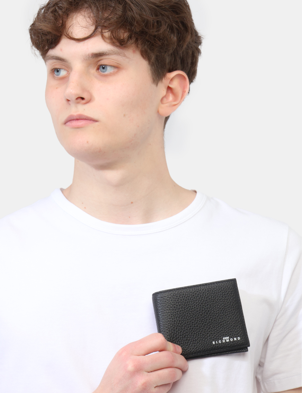 26208PF-SB_BLACK_PE26_1 Portafoglio John Richmond Nero - Portafoglio JOHN RICHMOND Nero Compatto, essenziale e dal design contemporaneo, questo port