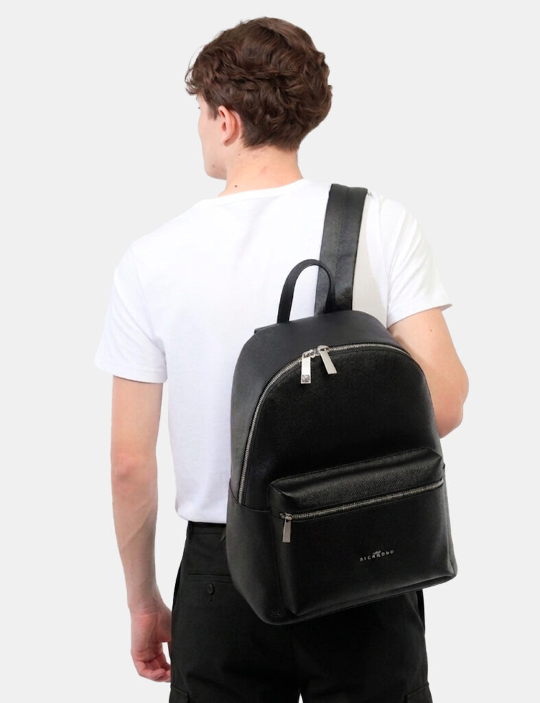 Zaino John Richmond Nero - Zaino JOHN RICHMOND Nero Pratico, capiente e dal design contemporaneo, questo zaino da uomo firma