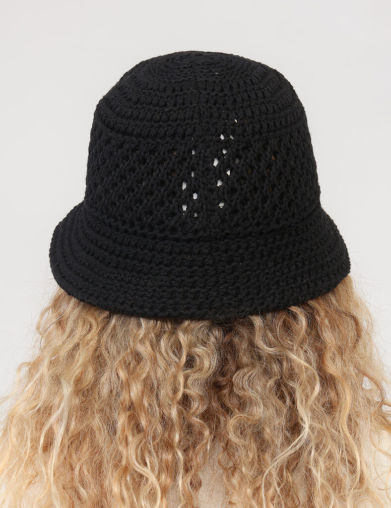 Cappello Concept83 Nero - Cappello CONCEPT83 Nero da donna Minimal, elegante e sempre attuale, il Cappello CONCEPT83 Nero è