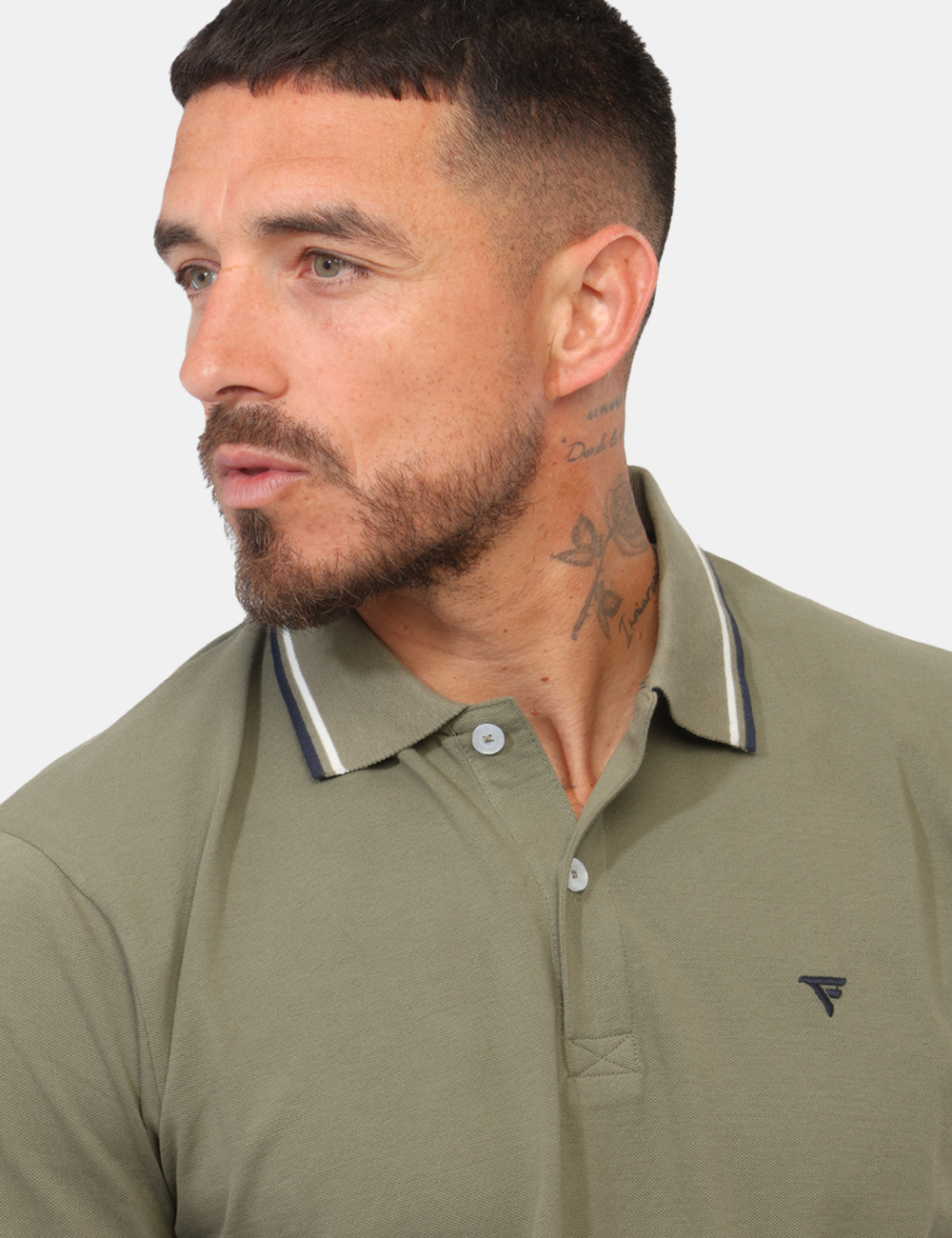 FM26S07QU-SB_ARMY_PE26_3 Polo Fred Mello Verde - Polo FRED MELLO Verde da uomo La Polo FRED MELLO Verde è il capo perfetto per chi desidera unire com