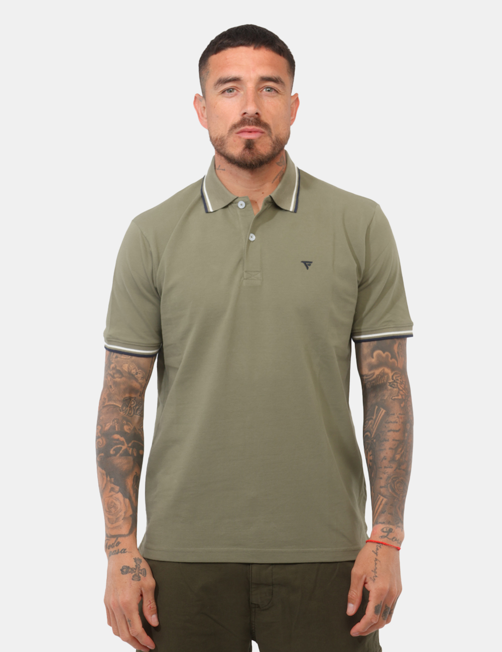FM26S07QU-SB_ARMY_PE26_6 Polo Fred Mello Verde - Polo FRED MELLO Verde da uomo La Polo FRED MELLO Verde è il capo perfetto per chi desidera unire com