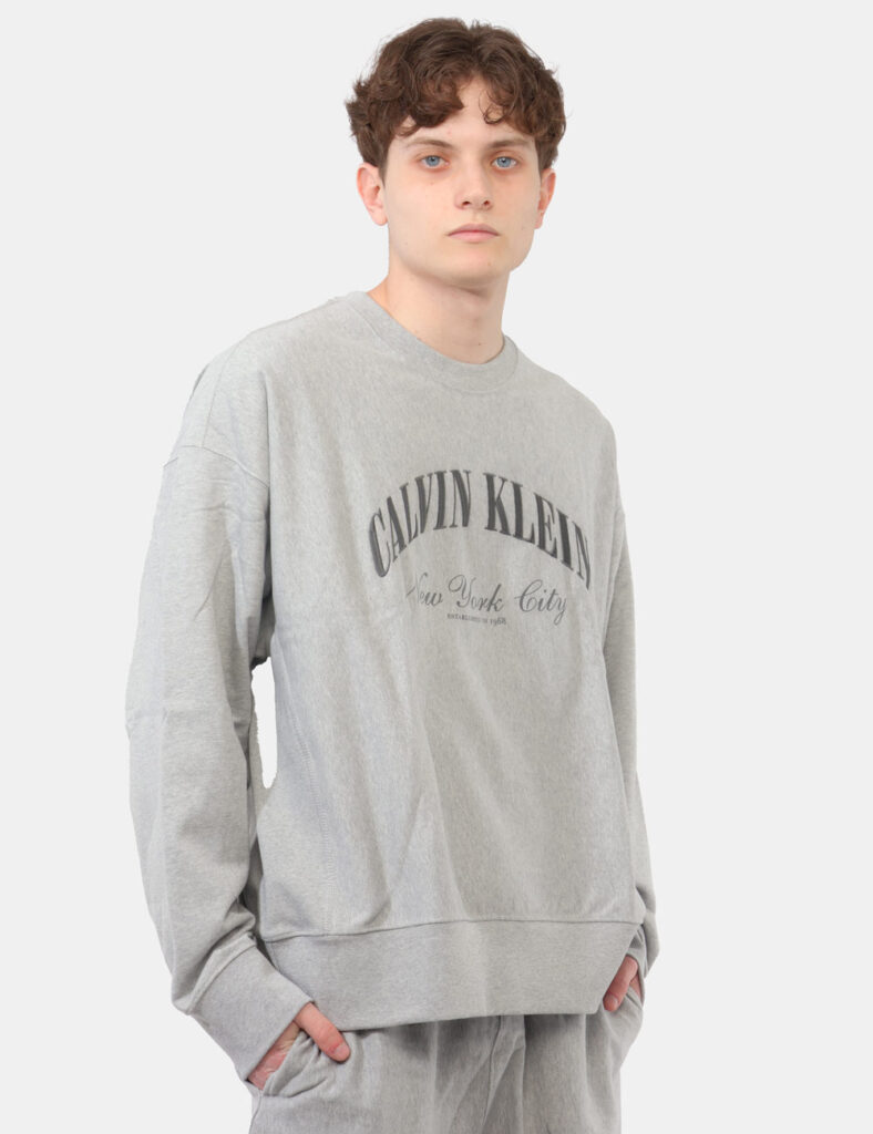 Felpa Calvin Klein Grigia - Felpa CALVIN KLEIN Grigia Versatile, confortevole e dal design contemporaneo, la felpa da uomo f