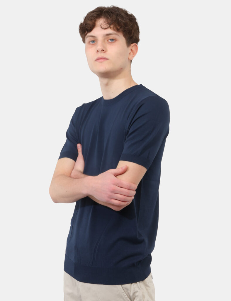 Maglia Goha Blu - Maglia GOHA Blu Moderna, essenziale e pensata per accompagnarti con stile nelle giornate più miti, la magl