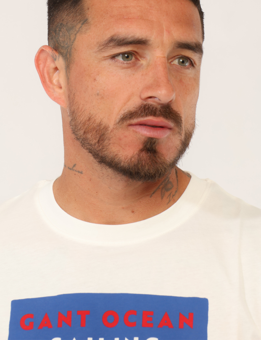 2501-2003305-SB_113_PE26_3 T-shirt Gant Bianca - T-shirt GANT Bianca da uomo Fresca, versatile e perfetta per la stagione primavera estate, questa T-sh
