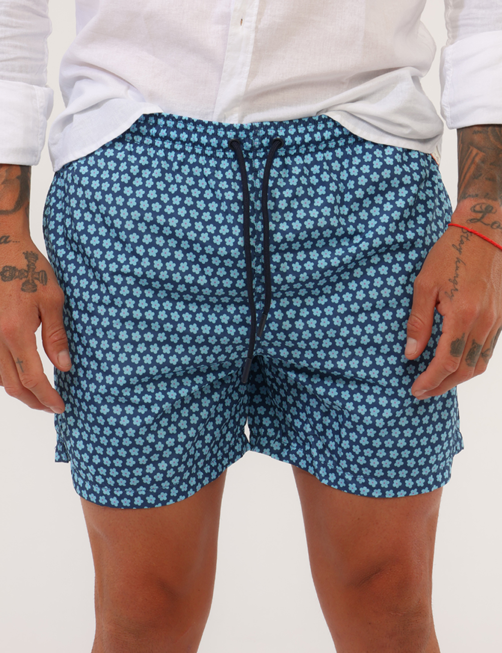 26S03BW-PL376-MULTIFLOWERS-OB_NAVY-BLUE_PE26_6 Costume Goha Blu - Costume GOHA blu da uomo Questo costume GOHA blu da uomo è pensato per accompagnarti durante tutta la sta
