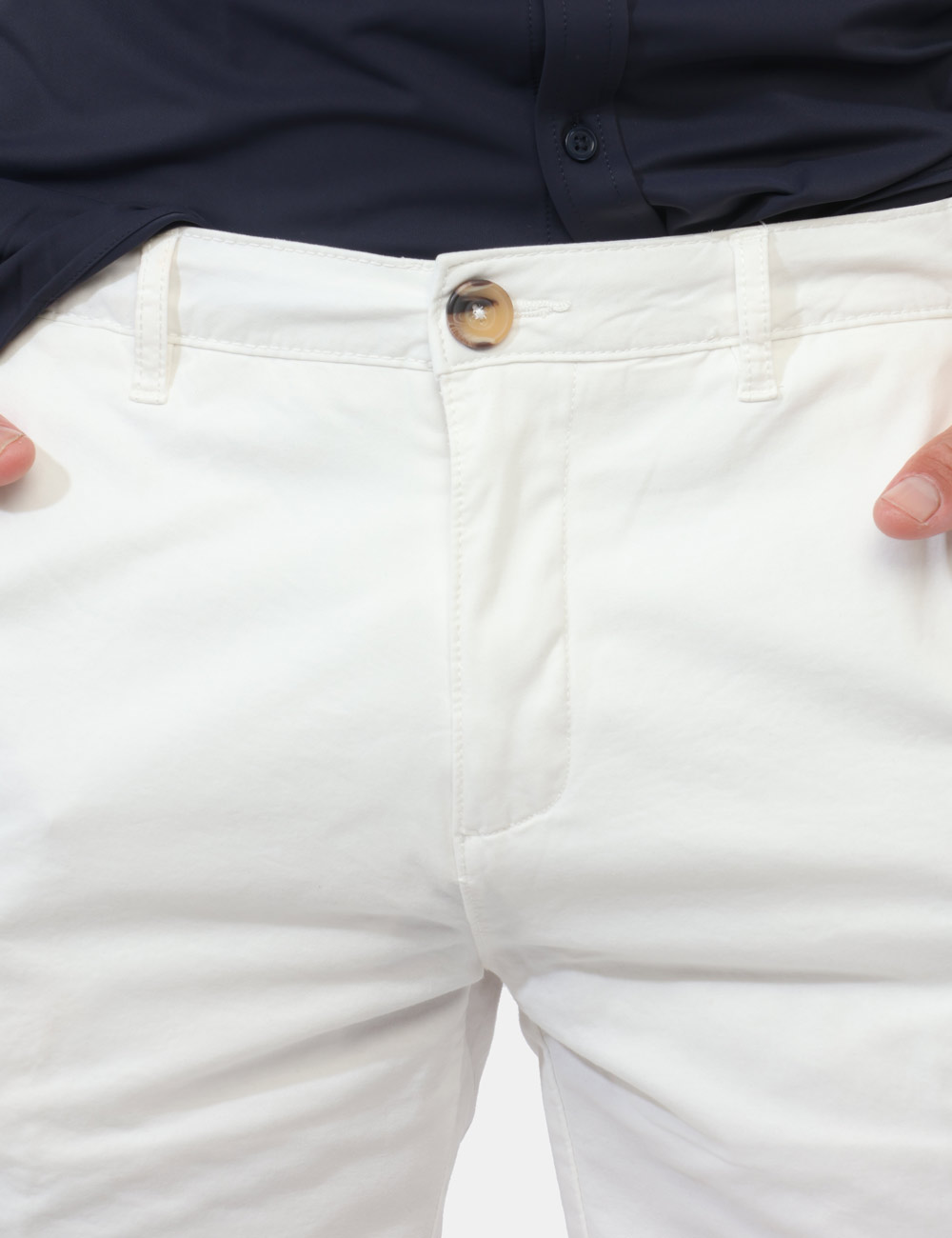 5731426-OB_OFF-WHITE_PE26_4 Bermuda Prj22. Bianco - Bermuda PRJ22 Bianco da uomo I bermuda PRJ22 bianco da uomo sono il capo ideale per affrontare la st