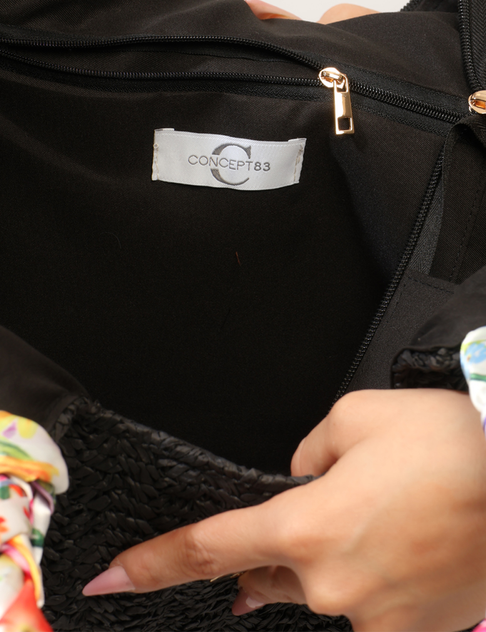 BP0366SP-OB_BLACK_PE26_3 Borsa Concept83 Nero - Borsa CONCEPT83 nera da donna con foulard sul manico La Borsa CONCEPT83 Nera è l'accessorio perfetto