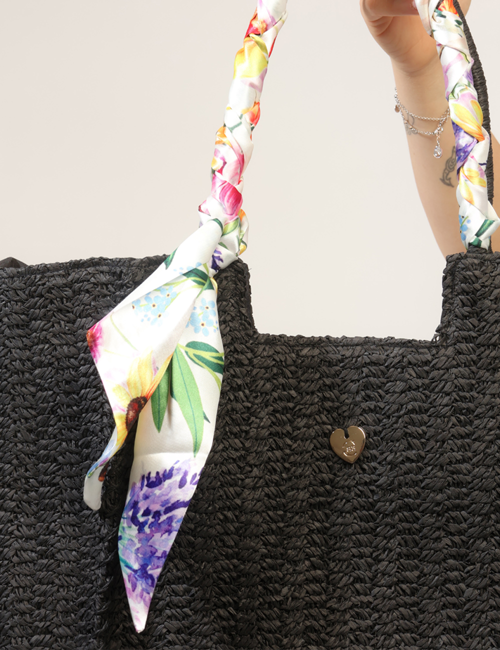 BP0366SP-OB_BLACK_PE26_4 Borsa Concept83 Nero - Borsa CONCEPT83 nera da donna con foulard sul manico La Borsa CONCEPT83 Nera è l'accessorio perfetto