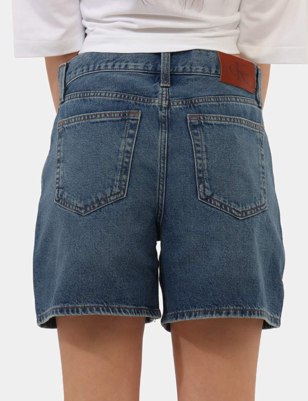 LV047F676G-OB_21R_PE26_2 Shorts Calvin Klein Blu - Shorts Calvin Klein blu da donna Comodi, versatili e perfetti per la stagione primavera estate, qu