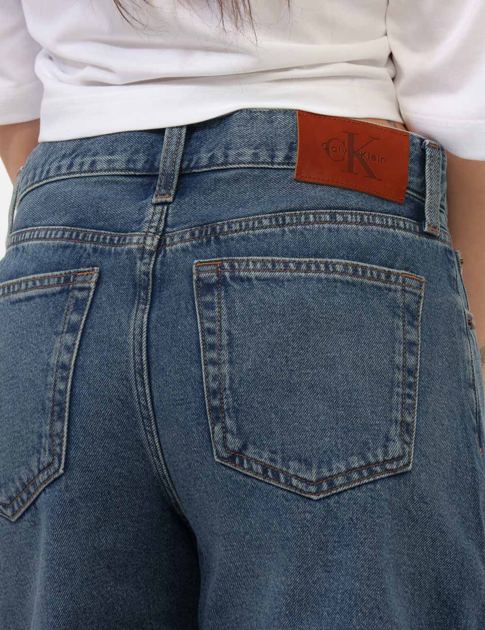 LV047F676G-OB_21R_PE26_3 Shorts Calvin Klein Blu - Shorts Calvin Klein blu da donna Comodi, versatili e perfetti per la stagione primavera estate, qu